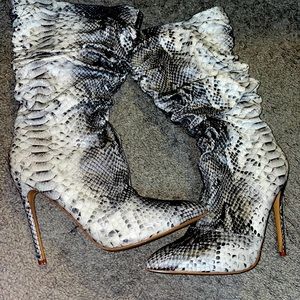 new snake skinned boot 8.5